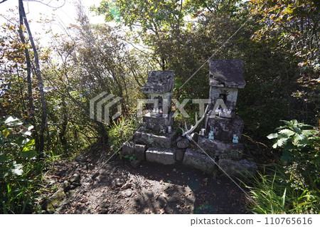 群馬縣澀川市，水澤山山頂附近的石神社，2023年10月2日 110765616
