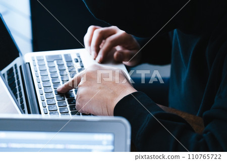落入竊取公司資訊的間諜手中 落入竊取公司資訊的間諜手中 110765722