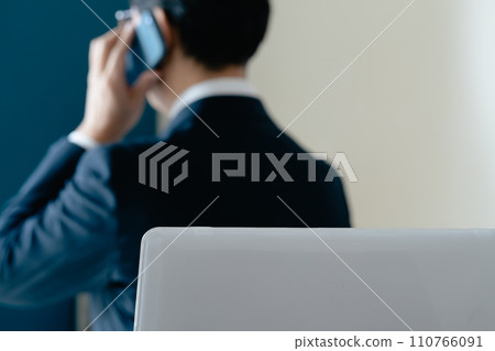 商人在辦公室用智能手機交談 110766091