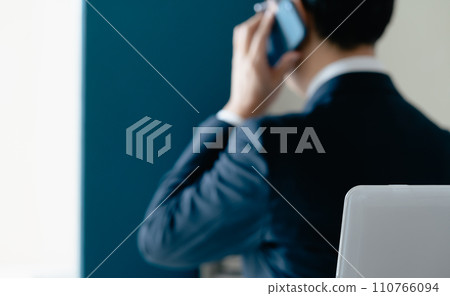 商人在辦公室用智能手機交談 110766094