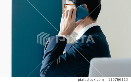 商人在辦公室用智能手機交談 110766113