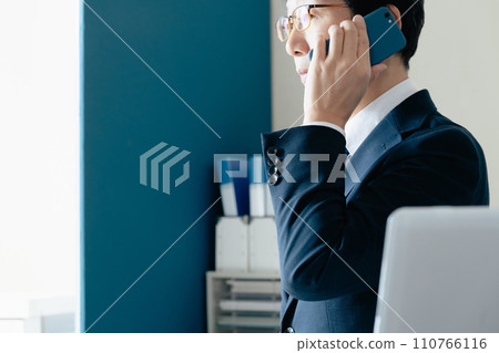 商人在辦公室用智能手機交談 110766116