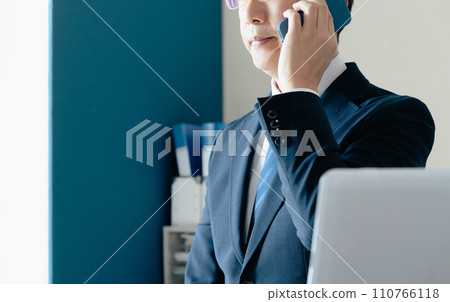 商人在辦公室用智能手機交談 110766118