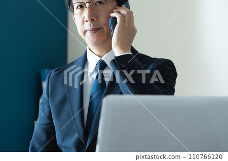 商人在辦公室用智能手機交談 110766120