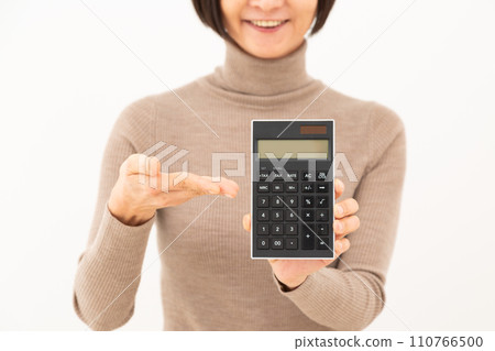 一名中年婦女指著黑色計算器微笑 110766500