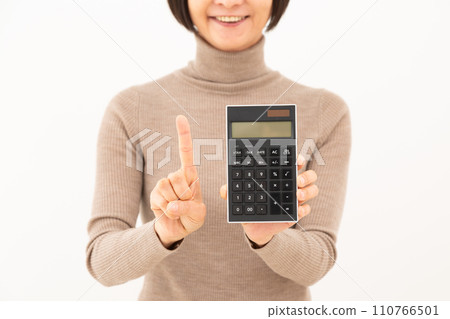 拿著黑色計算器並舉起食指的中年婦女 110766501