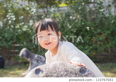 girl having fun at the zoo 110767081