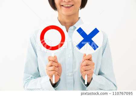 圓十字盤中年婦女 110767095