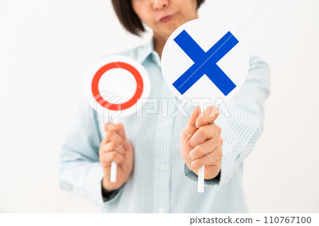 Middle-aged woman with a cross plate Middle-aged woman with a cross plate 110767100