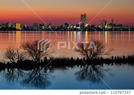 Evening view of Lake Kasumigaura in winter, reflecting the night view of Tsuchiura City 110767297