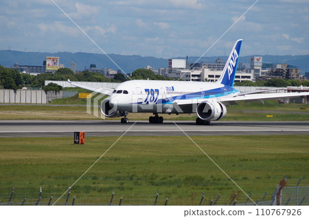 Boeing 787 takeoff and landing scene (Osaka/Itami Airport) Boeing 787 takeoff and landing scene (Osaka/Itami Airport) 110767926