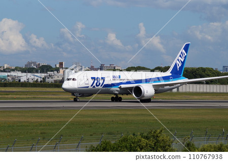 Boeing 787 takeoff and landing scene (Osaka/Itami Airport) Boeing 787 takeoff and landing scene (Osaka/Itami Airport) 110767938