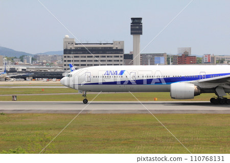 Takeoff scene at Itami Airport (ANA, Boeing 777-300) Takeoff scene at Itami Airport (ANA, Boeing 777-300) 110768131