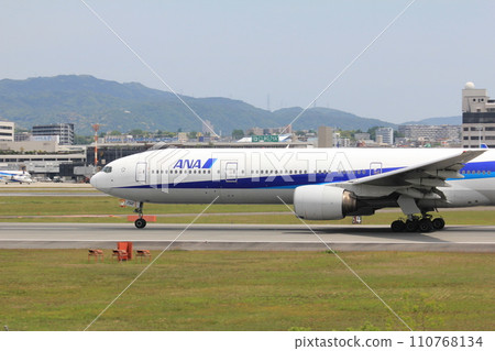 Takeoff scene at Itami Airport (ANA, Boeing 777-300) 110768134