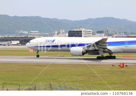 Takeoff scene at Itami Airport (ANA, Boeing 777-300) Takeoff scene at Itami Airport (ANA, Boeing 777-300) 110768136