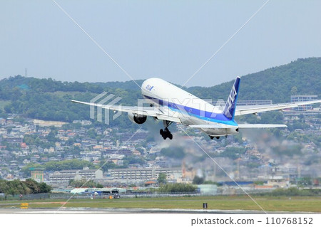 Takeoff scene at Itami Airport (ANA, Boeing 777-300) Takeoff scene at Itami Airport (ANA, Boeing 777-300) 110768152