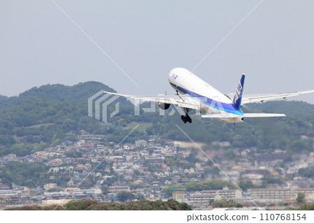 Takeoff scene at Itami Airport (ANA, Boeing 777-300) 110768154