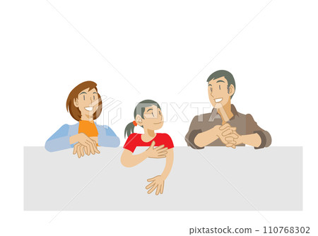 父母和孩子在陽台上欣賞風景的插圖 110768302