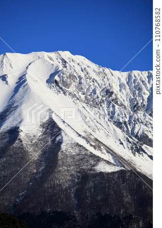 Snowy Mt. Hoki Daisen in Tottori Prefecture with a wide blue sky Snowy Mt. Hoki Daisen in Tottori Prefecture with a wide blue sky 110768582