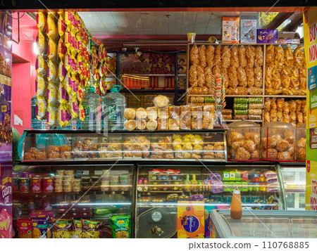 India_Scenery of a store selling daily necessities and groceries 110768885