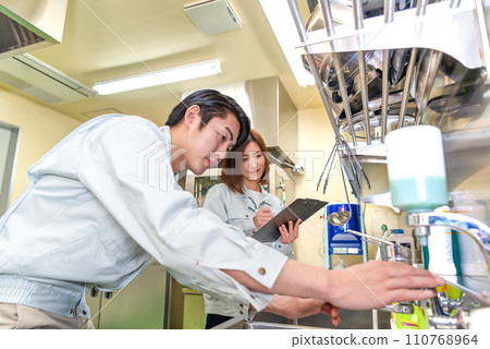 Workers checking kitchen utensils for business use Stainless steel sink Workers checking kitchen utensils for business use Stainless steel sink 110768964