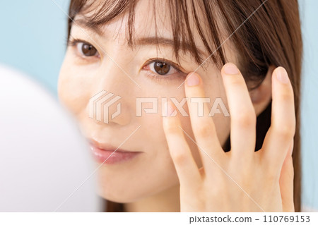 女人照鏡子,眼睛 女人照鏡子,眼睛 110769153
