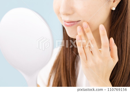 女人照鏡子，嘴 110769156