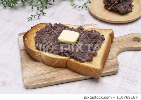 Fermented red bean paste, red bean butter toast, cutting board, red bean butter Fermented red bean paste, red bean butter toast, cutting board, red bean butter 110769167