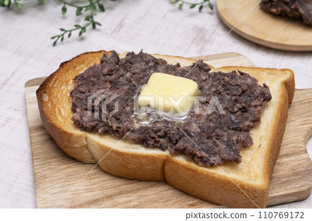 Fermented red bean paste, red bean butter toast, cutting board, red bean butter Fermented red bean paste, red bean butter toast, cutting board, red bean butter 110769172