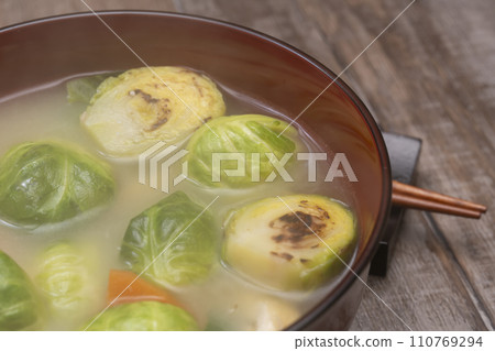 球芽甘藍味噌湯 球芽甘藍味噌湯 110769294