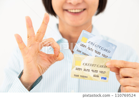 拿著信用卡做圓圈標誌的中年婦女 110769524