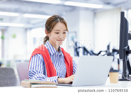 商業在電腦上工作的年輕女子 商業在電腦上工作的年輕女子 110769538