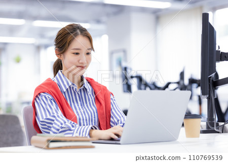 商業在電腦上工作的年輕女子 商業在電腦上工作的年輕女子 110769539