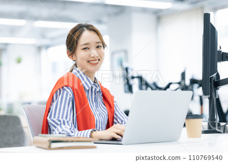 商業在電腦上工作的年輕女子 商業在電腦上工作的年輕女子 110769540
