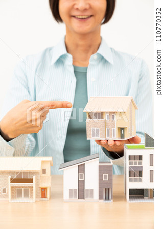 拿著獨立屋模型的中年婦女 拿著獨立屋模型的中年婦女 110770352