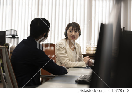 穿著西裝的男人和女人與同事交談 穿著西裝的男人和女人與同事交談 110770530