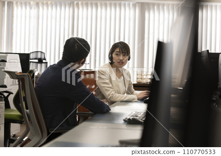 穿著西裝的男人和女人與同事交談 穿著西裝的男人和女人與同事交談 110770533