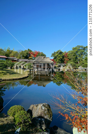 藍天與玄宮園的秋景 110771206