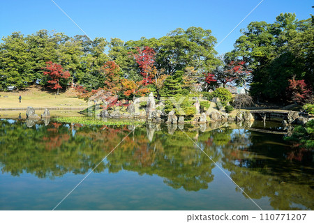 藍天與玄宮園的秋景 110771207