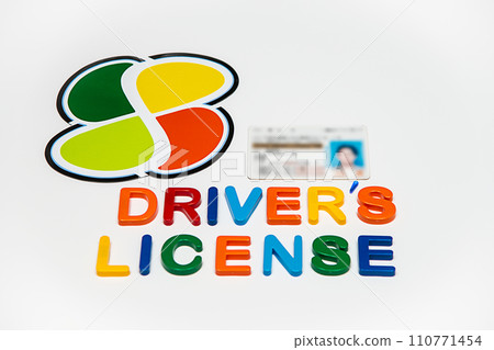 Driver's license and elderly mark 110771454