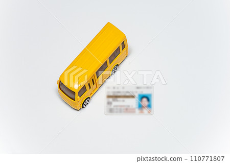 Image of bus model and driver's license 110771807