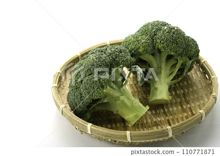 西蘭花白色背景 110771871