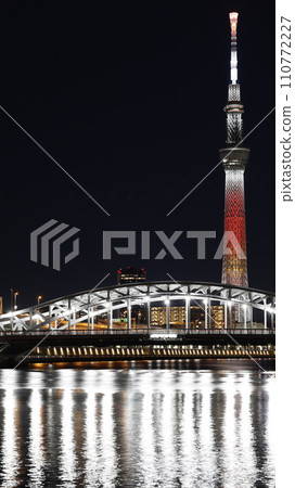 東京晴空塔和隅田川上的白須橋被燈光照亮 東京晴空塔和隅田川上的白須橋被燈光照亮 110772227
