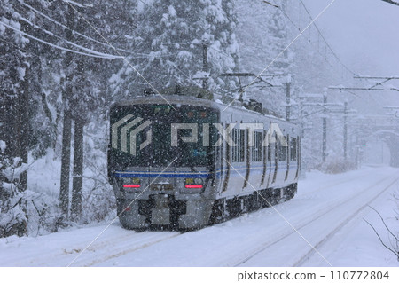 [JR West Japan] Series 521 in the snow (Hokuriku Main Line: Minami-Imajo Station) 110772804
