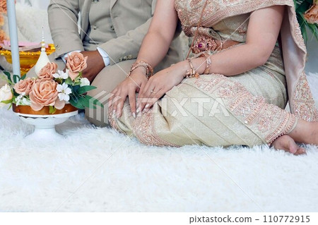 Bride and groom sitting on the floor with flowers  for thai wedding traditions, wedding concept 110772915