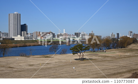 Edogawa River and Kanamachi Water Purification Plant Water Intake Tower from Edogawa Riverbed (Edogawa Line Golf Matsudo Course) Edogawa River and Kanamachi Water Purification Plant Water Intake Tower from Edogawa Riverbed (Edogawa Line Golf Matsudo Course) 110773087