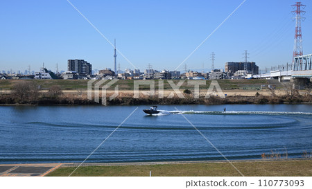 Water skiing in Edogawa in winter 110773093