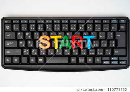 鍵盤上方的 START 字母 鍵盤上方的 START 字母 110773532