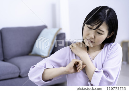30多歲女性肩膀僵硬 110773733