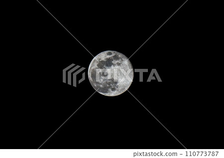 月亮漂浮在夜空中 110773787